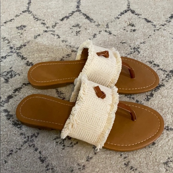 Thong-style sandal - Picture 3 of 5